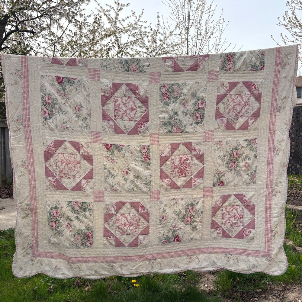 Vintage Patchwork Quilt Bedspread Full/Queen Red Cream Floral Scalloped 75x78